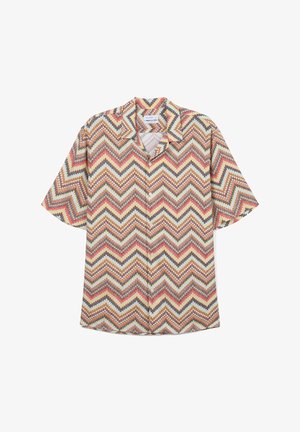 Kurzarmhemd mit einem Chevron-Zickzackmuster in Creme, Rot, Orange und Marineblau. Das Material wirkt leicht und hat einen Kragen.