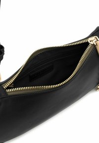 Bolso de cuero negro con cierre de cremallera, con herrajes en tono dorado y textura lisa. El interior está forrado con tela negra.