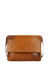 Borsa messenger in pelle marrone con chiusura a pattina, caratterizzata da una texture liscia, tracolla regolabile e un discreto logo a rilievo.