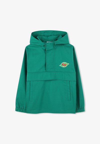 Giacca verde con cappuccio, dotata di zip a metà davanti, caratterizzata da una grande tasca frontale, polsini elasticizzati e un patch con logo. Tessuto morbido e leggero.