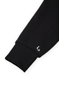 Czarna bluzka z długim rękawem z prążkowanym mankietem. Posiada małe białe logo na rękawie, wykonane z miękkiego, teksturowanego materiału.