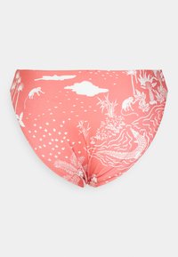 Parte de baixo de biquíni coral com estampa tropical branca, featuring macacos, plantas e um crocodilo. Projetada com uma textura suave e formato curvo.