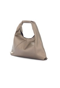 Borsa a spalla in pelle taupe con un design morbido e floscio, dotata di una maniglia corta, fotografata su uno sfondo bianco.