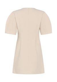 Robe crème à manches courtes avec une fermeture éclair simple dans le dos, coupe ajustée et design minimaliste.