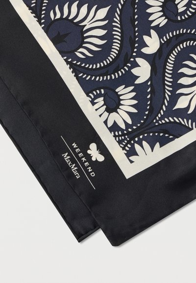 Μπλε μεταξωτό φουλάρι με λουλουδένιο σχέδιο σε λευκό και μαύρο. Περιμετρικά μονόχρωμο σε μπλε, με το λογότυπο «WEEKEND MaxMara» τυπωμένο σε λευκό.