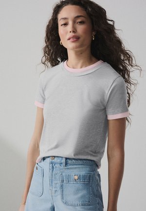 Next, REGULAR FIT - SHORT SLEEVE LAYERED CREW NECK T-SHIRT  . - Camiseta estampada - grey and pink