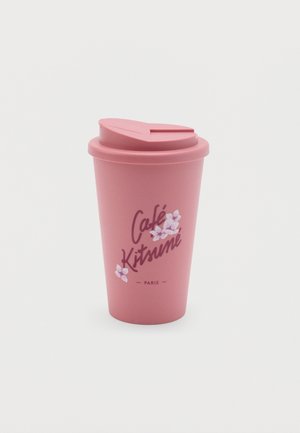 Cana roz reutilizabilă pentru cafea cu capac, decorată cu textul „Café Kitsuné Paris” și mici ilustrații florale.