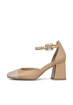 Zapato de tacón cuadrado para mujer en color beige, con puntera puntiaguda, correa en el tobillo con hebilla adornada con joyas y un detalle metálico en el tacón.