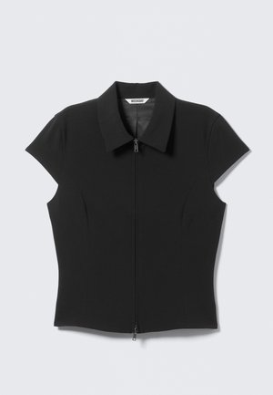 Melna īsroku pieguļoša blūze ar smailu apkakli un priekšējā rāvējslēdzēja, ar uzrakstu "Weekday", uz gaiša fona.