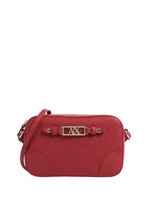 Borsa a tracolla rettangolare rossa con tracolla regolabile e dettaglio logo oro "AX" al centro davanti.