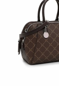 Bruine handtas met patroon, dubbele handvatten, afneembare schouderriem, dubbele zilveren ritsen en een ronde zilveren merkhanger.