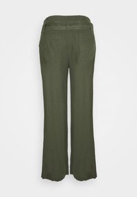Pantalon vert en lin à jambe large, doté d'une ceinture et de deux poches arrière. Lignes épurées avec une texture douce.