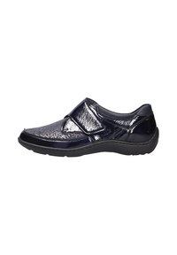 Scarpa slip-on blu navy con un'esterno lucido e testurizzato, dotata di una fascia in velcro e una suola in gomma flessibile. Finitura liscia con punta arrotondata.