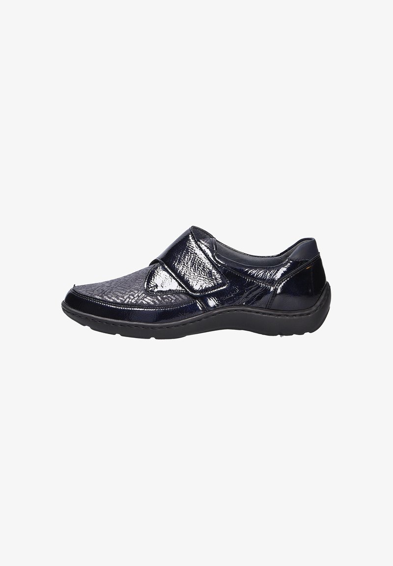 Scarpa slip-on blu navy con un'esterno lucido e testurizzato, dotata di una fascia in velcro e una suola in gomma flessibile. Finitura liscia con punta arrotondata.