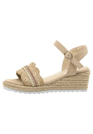 Sandalia de cuña beige con parte superior de yute tejido, acento de volante y hilos metálicos decorativos. Correa de tobillo ajustable y suela texturizada.