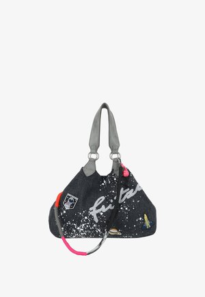 Borsa hobo in denim nero con manici in pelle grigia, vernice bianca schizzata e toppe a tema spaziale. Presenta un accento colorato con una tracolla intrecciata.