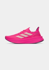Shoe de corrida Adidas em rosa brilhante com listas brancas, colarinho baixo e sola espessa e acolchoada rotulada como "Light Boost".