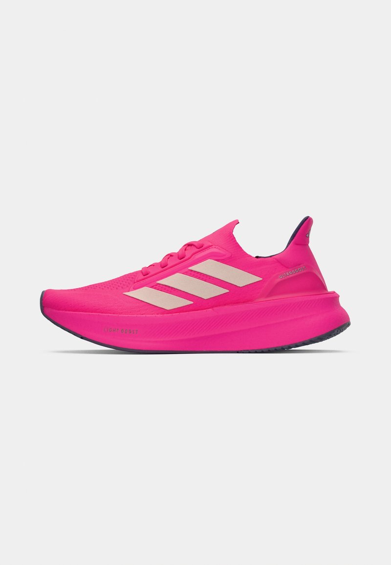 Helles pinkes Adidas-Laufschuh mit weißen Streifen, niedrigem Knöchelkragen und dicker, gepolsterter Sohle mit der Bezeichnung "Light Boost".