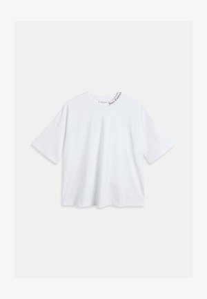 Balta kokvilnas T-krekls ar brīvu piegriezumu, apaļu kakla izgriezumu un īsām piedurknēm. Uz apkakles ir melna kontrastējoša logo.