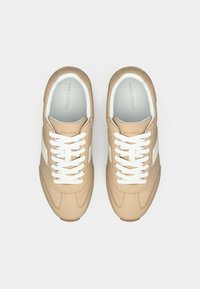 Μπεζ sneakers με κορδόνια σε ρετρό σχεδιασμό με λευκές λεπτομέρειες, λείο σουέντ υλικό και επένδυση σόλας για άνεση.