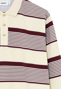 Polo a maniche lunghe con strisce alternate spesse bordeaux e sottili bianche, texture a coste e colletto color crema con tre bottoni.