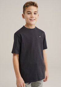 T-shirt grigio a maniche corte con colletto rotondo, caratterizzato da un piccolo logo bianco ricamato sul lato sinistro del petto. Realizzato in morbido tessuto di cotone.