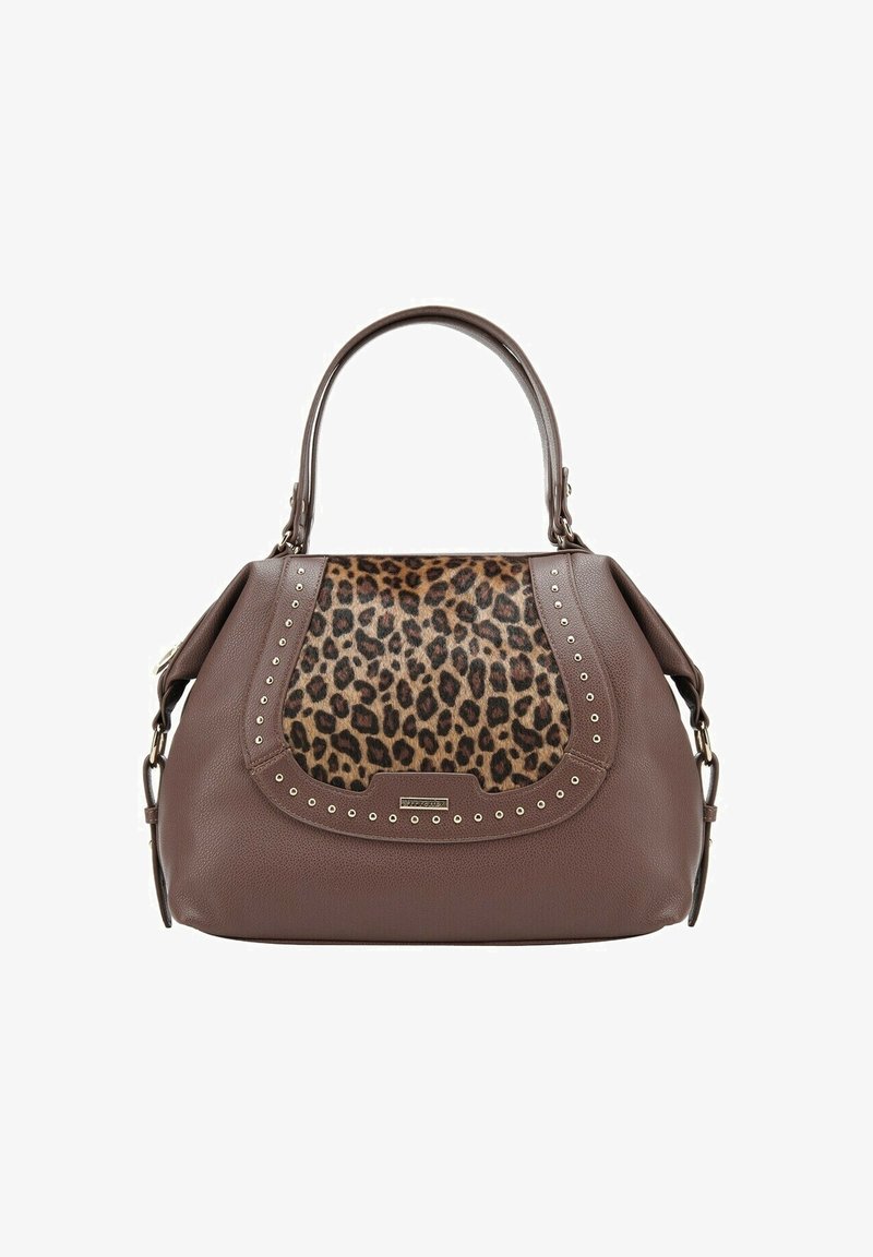 Sac à main marron avec un panneau en imprimé léopard, ornée d'accents à clous et de courtes poignées. Fabriqué en matériau synthétique texturé.