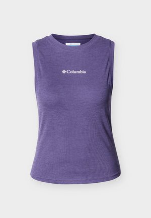 Ærmeløs lilla ribstrikket tanktop med rund hals og hvidt Columbia-logo centreret på brystet.