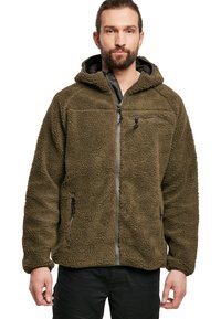 Veste en polaire vert olive avec capuche, fermeture éclaire sur le devant et poche sur la poitrine, présentant une surface texturée et des poignets réglables.