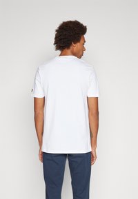 Lyle & Scott T-shirts - white