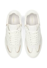 Weiße Sneaker aus glattem Leder mit strukturierten Akzenten, ausgestattet mit einem Schnürdesign und einem dezenten Krokodilmuster auf der Zunge.