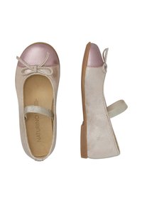 Bailarinas en cuero rosa claro con un acabado brillante, con una puntera rosa, un pequeño lazo y una correa ajustable de color plateado.