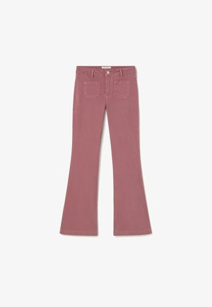 Vaqueros acampanados de color rosa polvoriento, confeccionados en denim, con diseño de cinco bolsillos, costuras visibles y cierre de botón en la cintura.