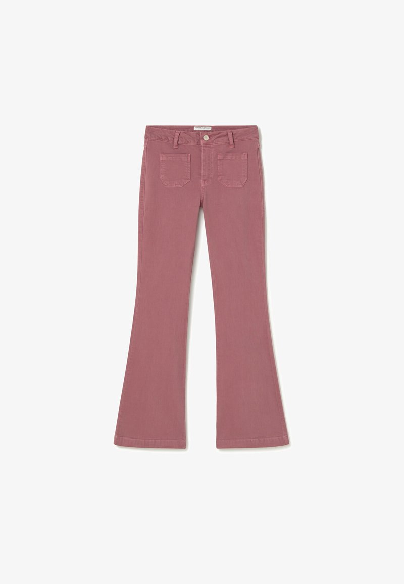Vaqueros acampanados de color rosa polvoriento, confeccionados en denim, con diseño de cinco bolsillos, costuras visibles y cierre de botón en la cintura.