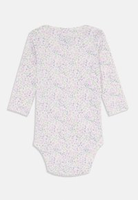 Bodysuit pour bébé à manches longues avec un fond blanc, présentant des fleurs violettes et vertes, un col rond, et des boutons-pression à la base.