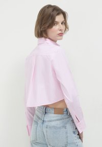 Calliope CROP A RIGHE - Camicia - var rosa medio