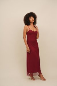 Rochie maxi burgundy cu bretele subțiri, țesătură netedă, corset ajustat și fustă vaporoasă. Purtați cu sandale cu toc metalice și bretele pentru gleznă.