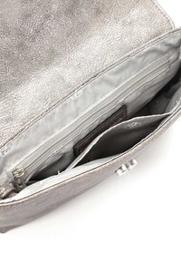 Clutch bag metallizzata argento con un esterno testurizzato. Presenta un interno foderato in tessuto, una tasca con zip e una chiusura a bottone a pressione.