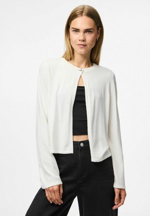 Cardigan blanc court en tissu doux, avec des manches longues, un col rond et une fermeture à bouton unique à l'avant.