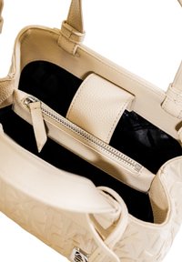 Borsa a mano in pelle beige con texture, dotata di doppi manici superiori, tasca con zip e fodera interna nera. Presenta un dettaglio del logo in rilievo sulla parte esterna.