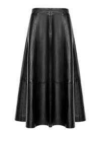 Jupe en cuir noir au design évasé, avec des coutures horizontales et une texture lisse, tombant jusqu'à mi-mollet.