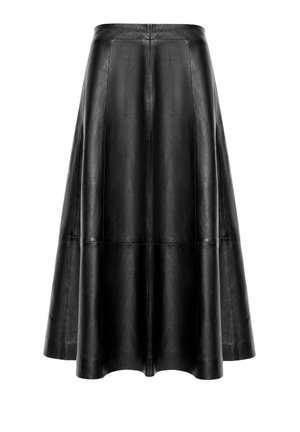 Czarna skórzana spódnica o rozkloszowanym kroju, z poziomymi przeszyciami i gładką teksturą, sięgająca do połowy łydki.