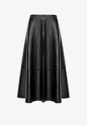 Schwarzer Lederrock mit ausgestelltem Schnitt, horizontalen Nähten und glatter Textur, der bis zur Mitte der Wade reicht.