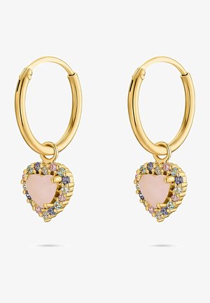 Boucles d'oreilles en or avec un pendentif en forme de cœur au centre rose, entouré de cristaux multicolores sur le bord.