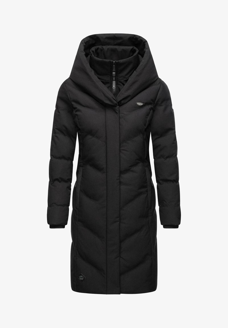 Svart puffjacka med en stor, draperad huva, diagonala sömmar och dragkedja fram. Har sidofickor och en logo på bröstet.