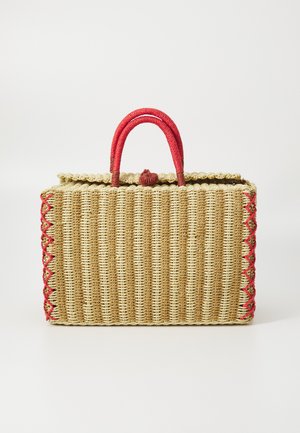 Bolso de paja trenzada con acentos rojos, con forma rectangular, dos asas rojas y un borde trenzado en la parte superior.