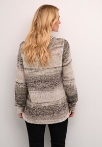 Maglione lavorato a maglia con una vestibilità lunga e ampia, caratterizzato da un motivo gradienti in tonalità di beige e grigio. Le maniche sono leggermente a sbuffo con polsini a coste.