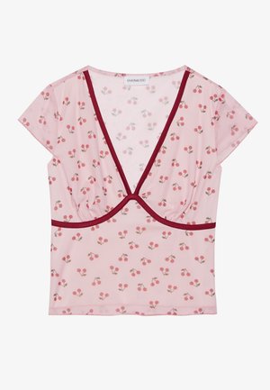 Roosa pluus, mis on valmistatud siledast kangast, sügava V-kaelusega, lühikeste varrukatega ja peente kirsi mustritega. Burgundi värvi äärisega.