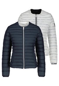 Två zip-up jackor: en marinblå med horisontell quiltad mönster, den andra vit med tunna marinblå ränder. Båda har rundad halsringning och långa ärmar.