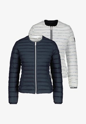 Dwie kurtki zapinane na zamek: jedna w kolorze granatowym z poziomym pikowanym wzorem, druga biała z cienkimi granatowymi paskami. Obie mają okrągłe dekolty i długie rękawy.